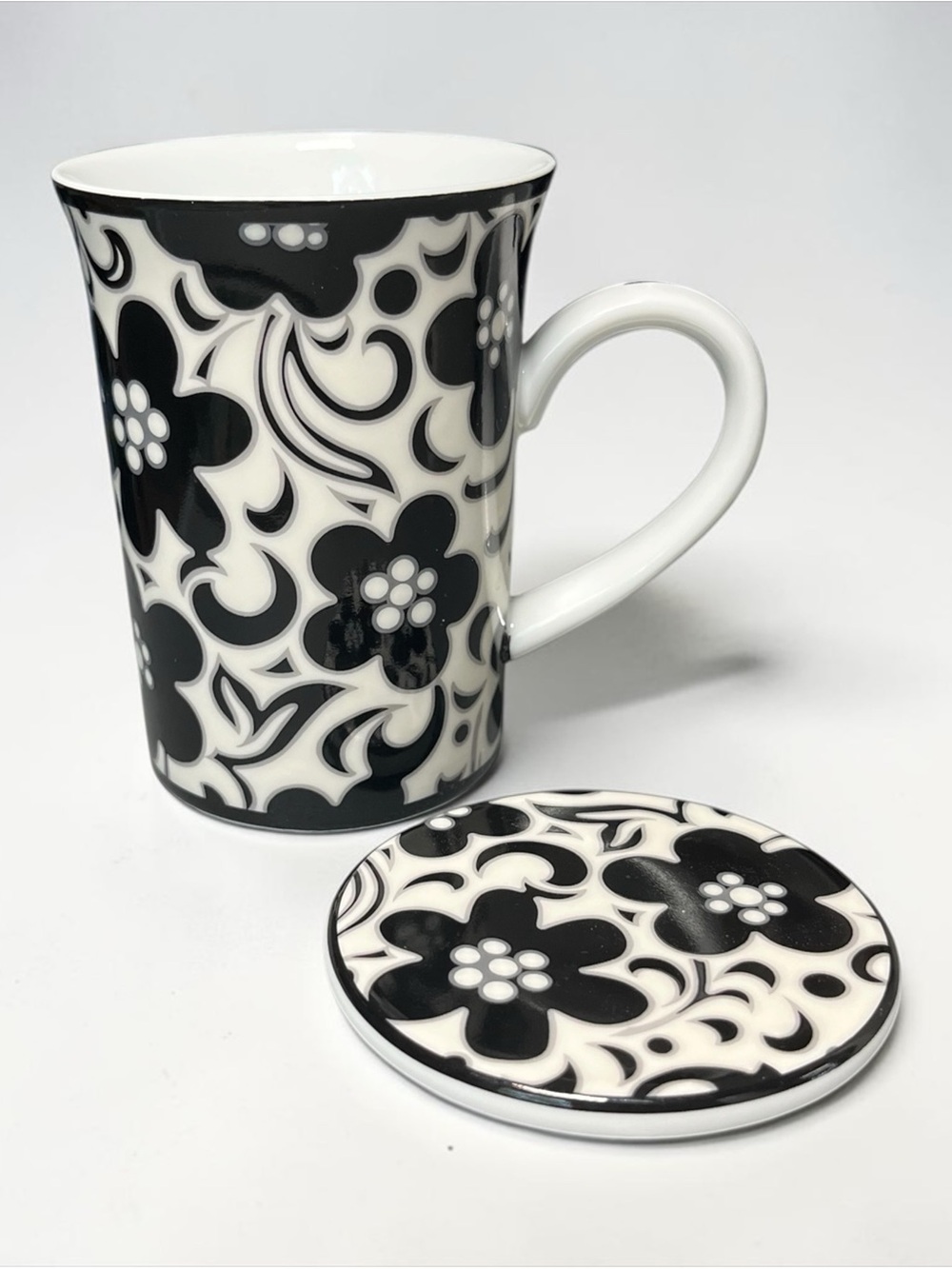 Vera Bradley Black and White Floral Night and Day Mug with Lid/Coaster